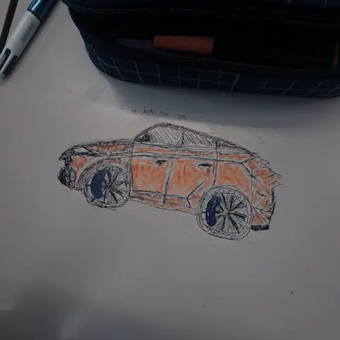 Página de cuaderno con un coche dibujado a mano, junto a un estuche