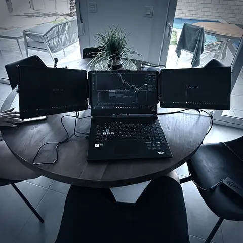 Puesto de trabajo de Eric: un portátil con dos pantallas auxiliares sobre la mesa de casa